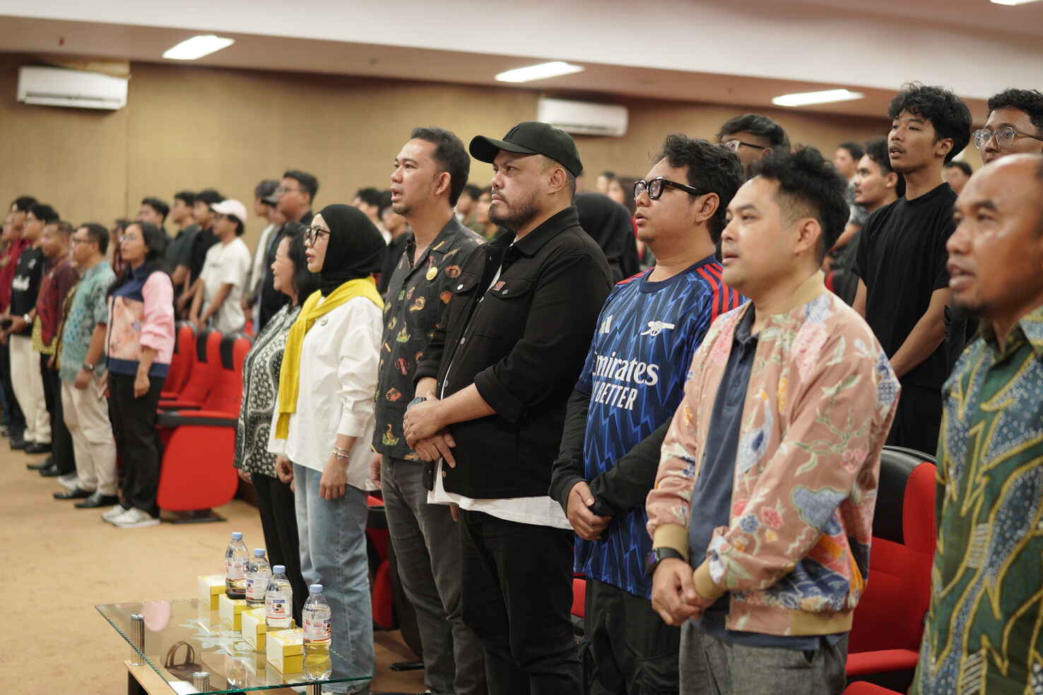 Menyanyikan Lagu Indonesia Raya dan Hymne UDINUS